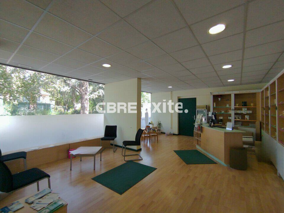 Local commercial de 240 m² à louer à Annemasse, photo 2 sur 2