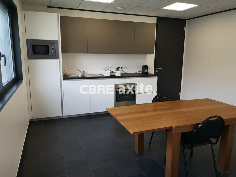 Local d’activité de 716 m² à louer à Marnaz, photo 3 sur 5