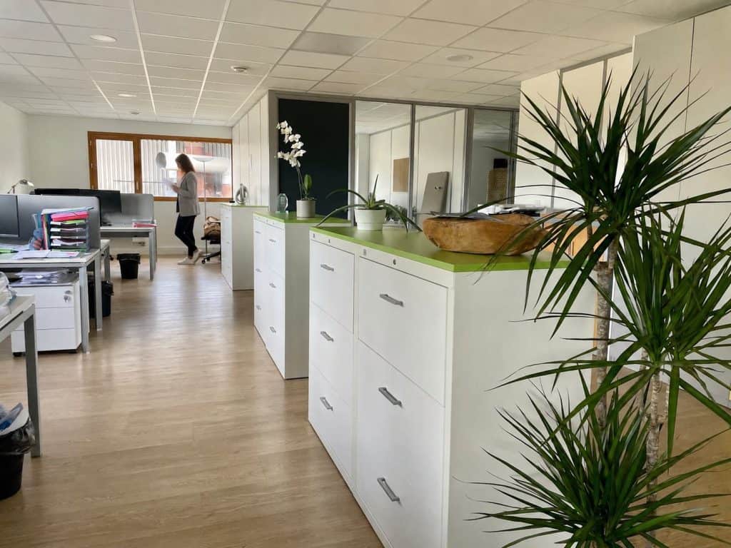 Postes de travail et rangements aux plateaux verts de l’agence du Groupe AXITE à Annecy