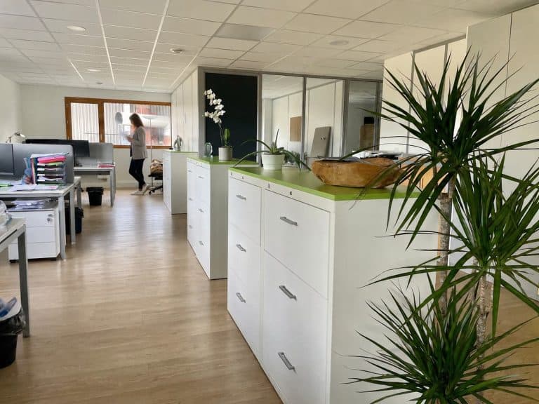 Postes de travail et rangements aux plateaux verts de l’agence du Groupe AXITE à Annecy