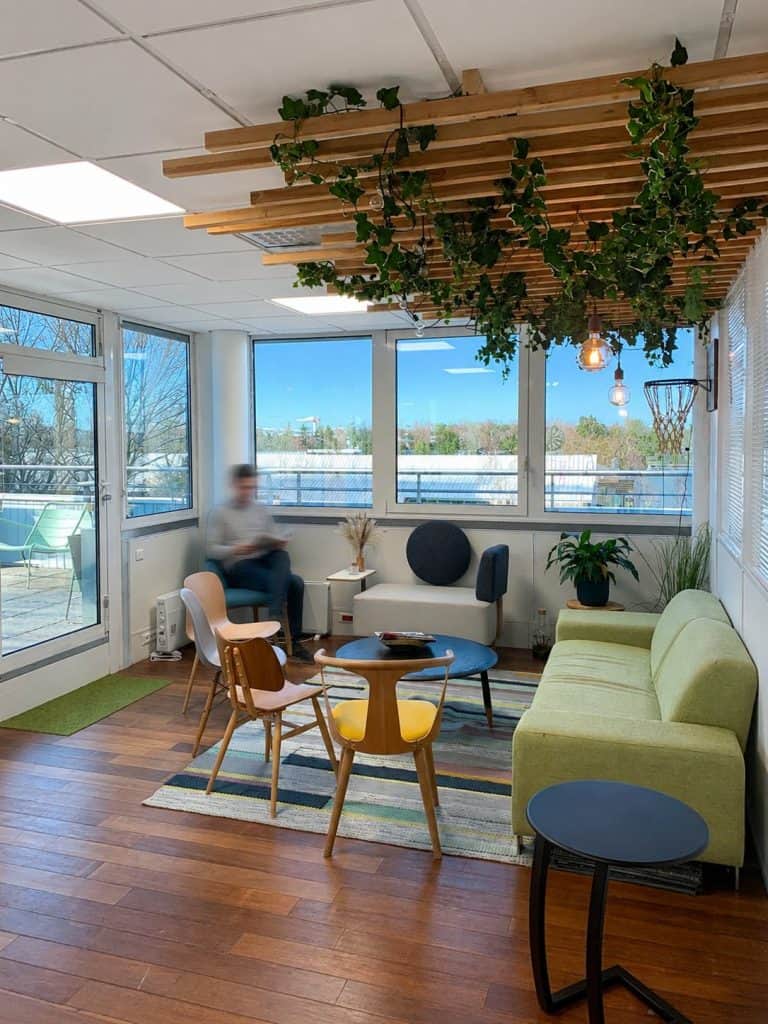 Espace de détente de l’agence du Groupe AXITE à Chambéry, ouvert sur la terrasse