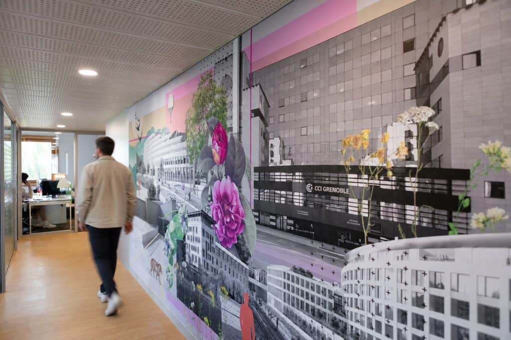 Couloir de l’agence du Groupe AXITE à Grenoble et sa fresque