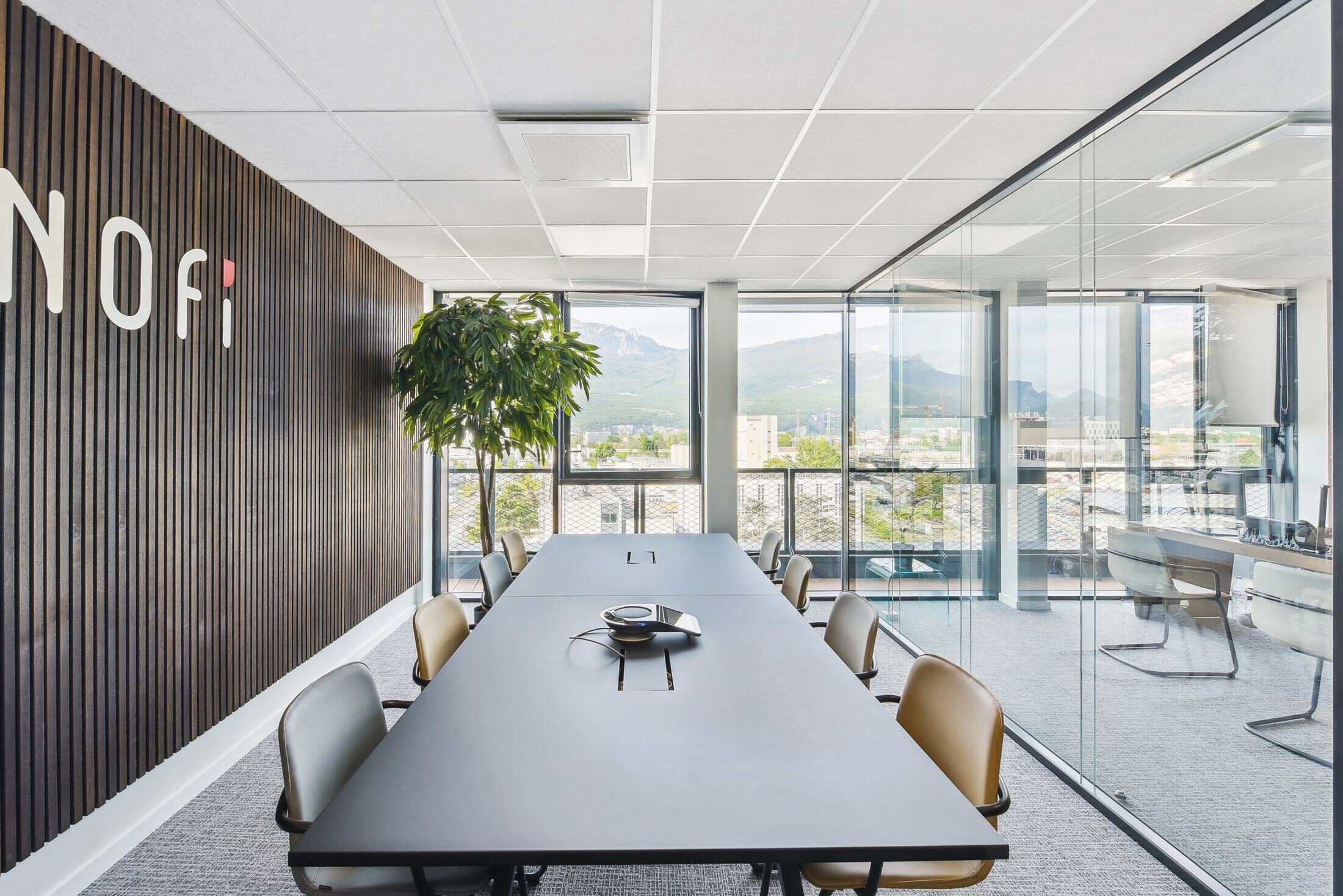 Salle de réunion des bureaux d’UNOFI à Grenoble, ouverte sur les montagnes