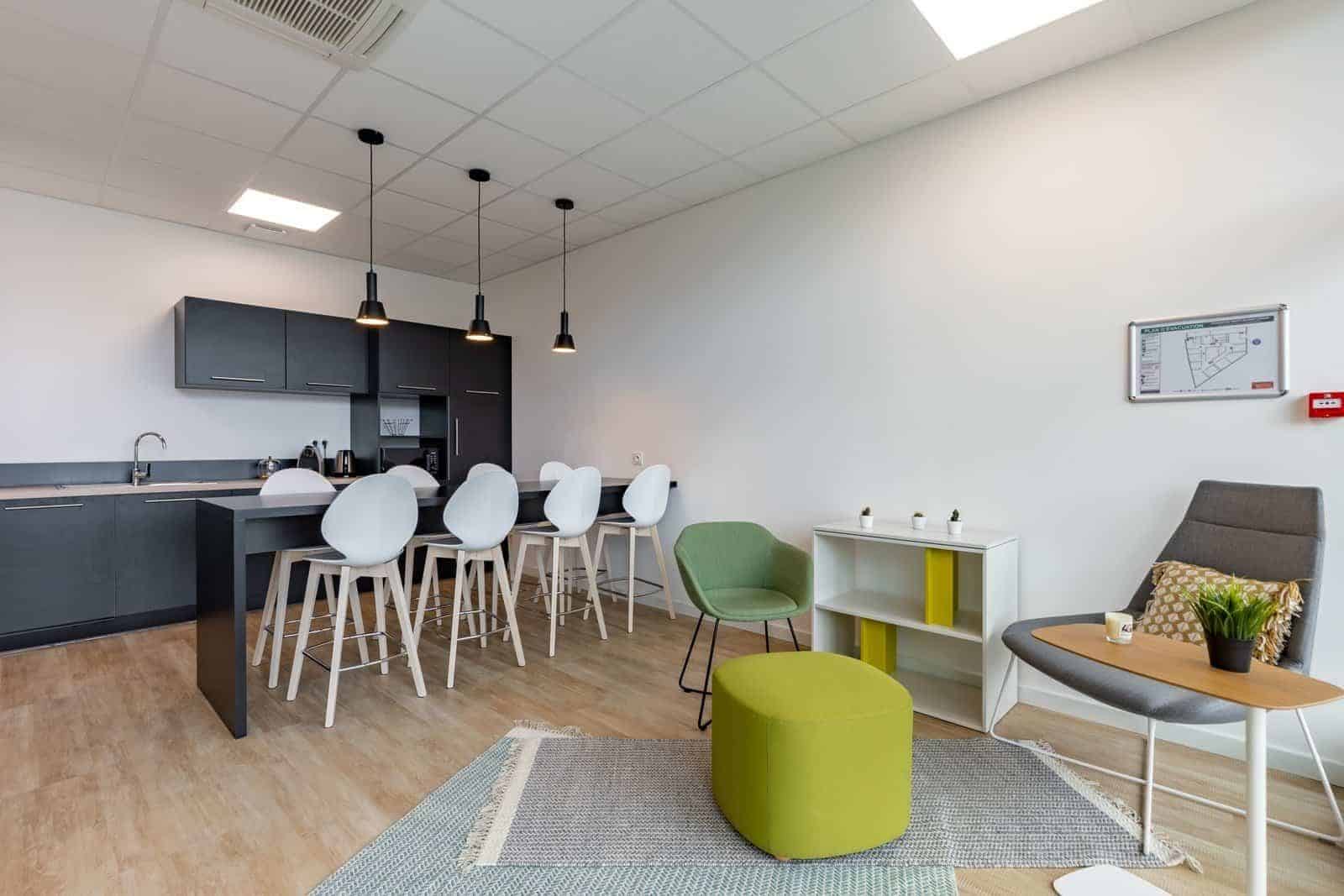 Cuisine et espace de pause des bureaux de Novances à Archamps, une réalisation INSIDE