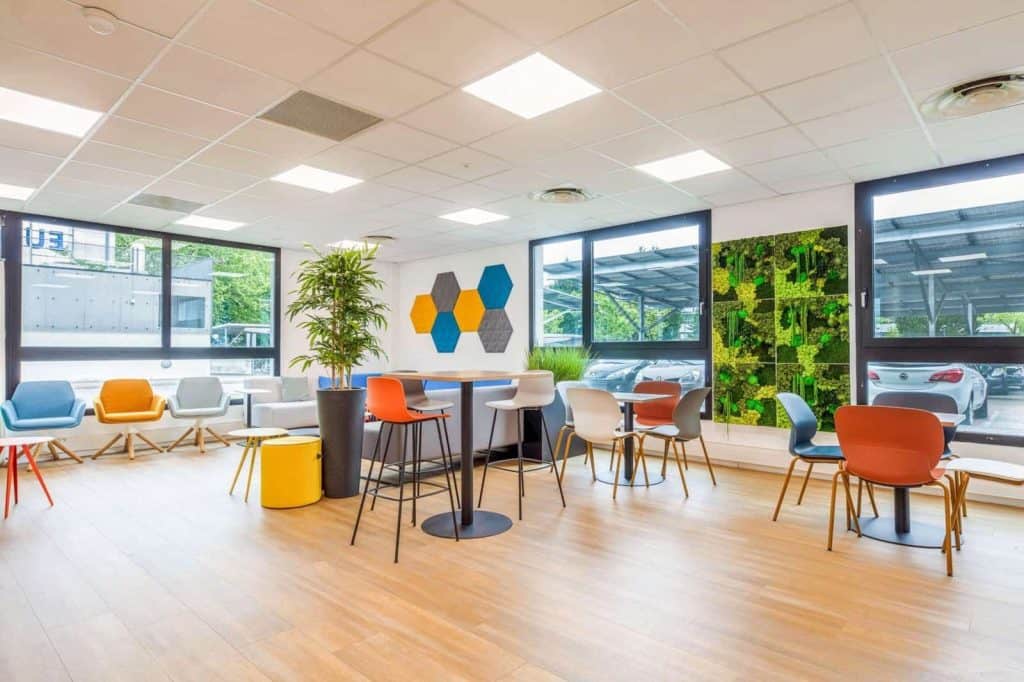Salle de pause des bureaux de SPIE ICS à Montbonnot-Saint-Martin, une réalisation INSIDE