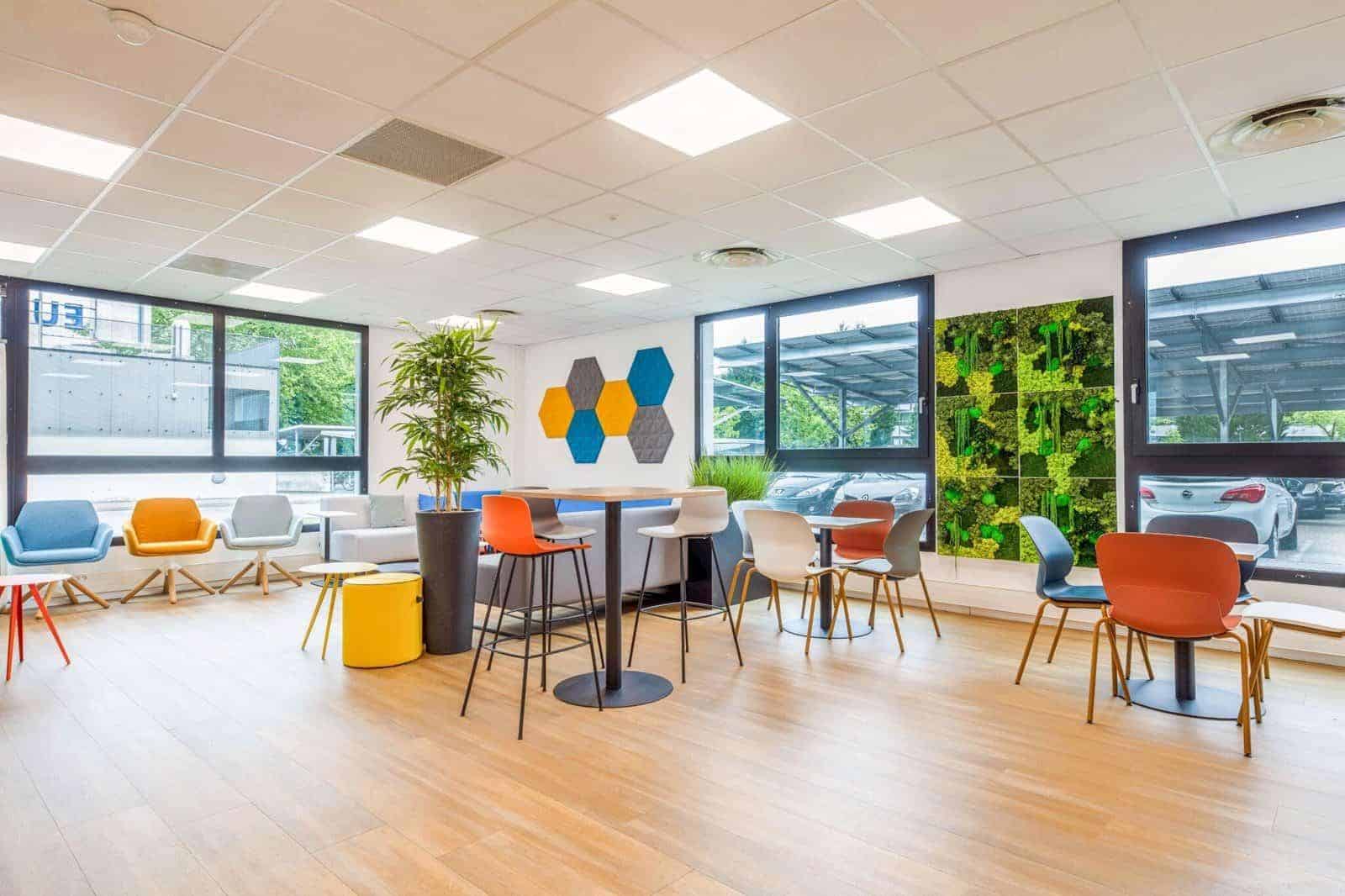 Salle de pause des bureaux de SPIE ICS à Montbonnot-Saint-Martin, une réalisation INSIDE