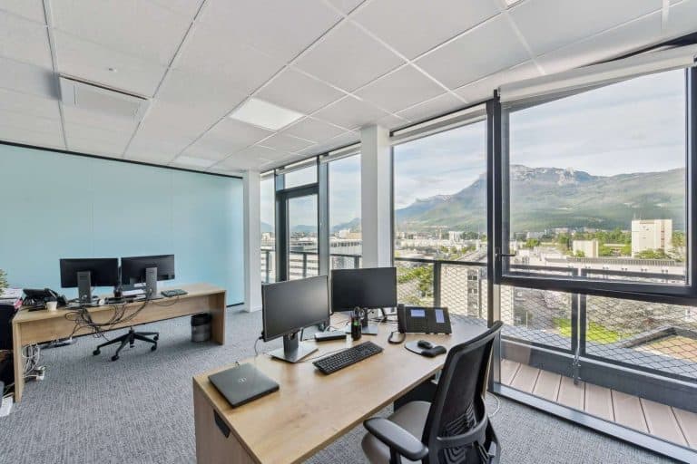Bureau d’UNOFI à Grenoble aménagé par INSIDE, aux baies vitrées ouvertes sur les montagnes