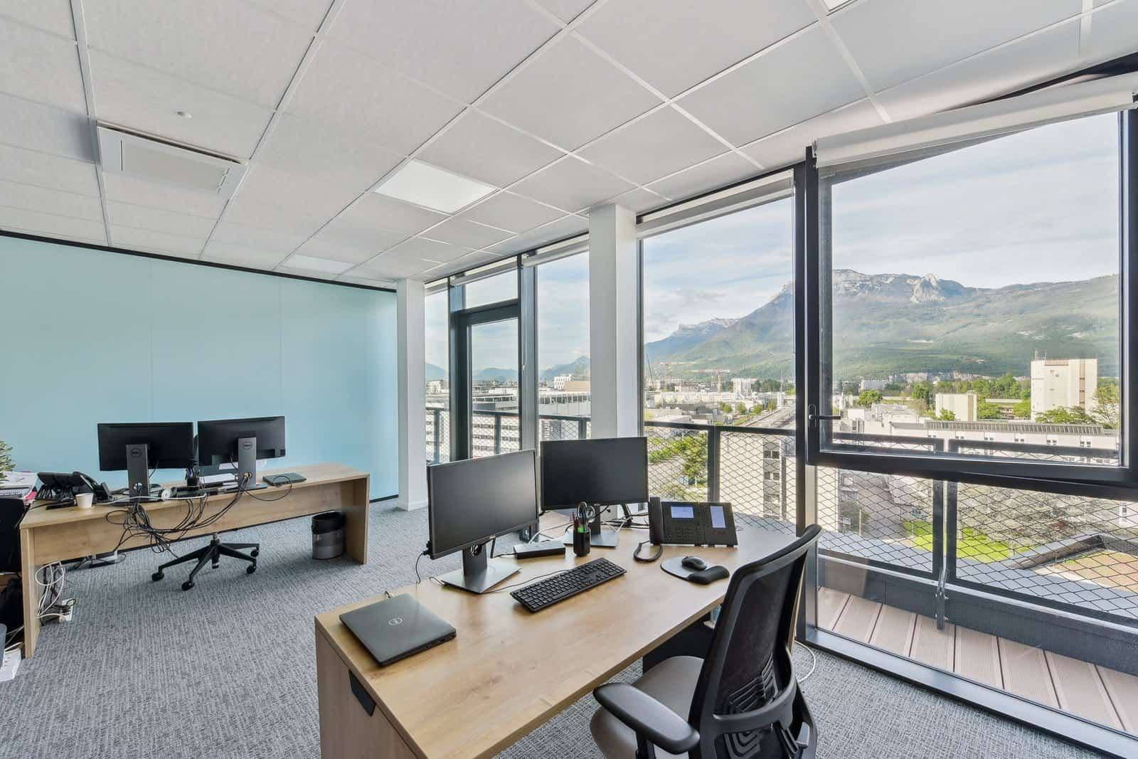 Bureau d’UNOFI à Grenoble aménagé par INSIDE, aux baies vitrées ouvertes sur les montagnes