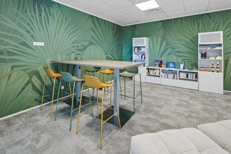 Espace de travail informel du siège de 1001 Repas à Écully, aménagé par INSIDE