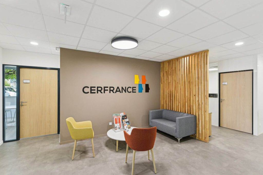 Accueil des locaux de CERFRANCE à Valence, rénovés par INSIDE : fauteuils colorés et claustra en bois