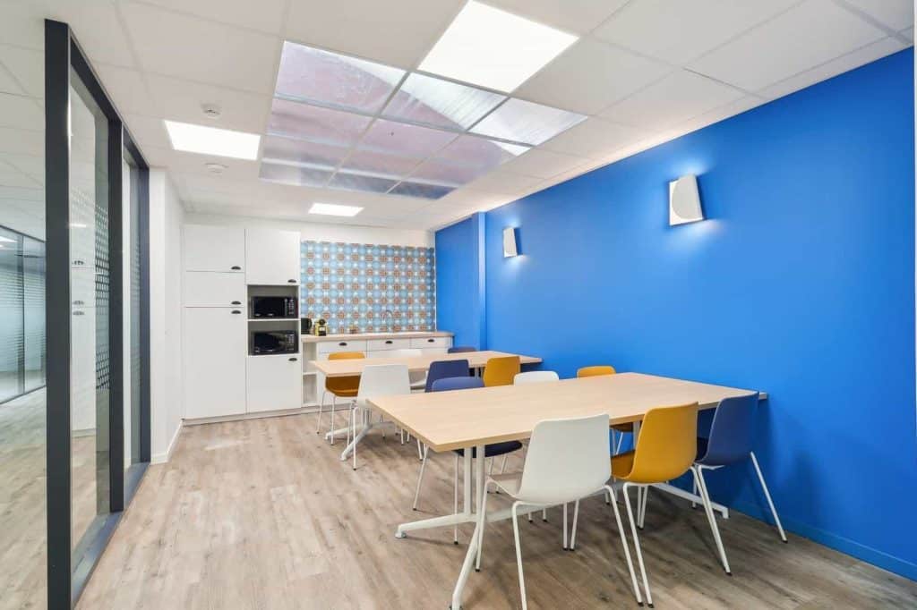 Coin cuisine et pause des bureaux d’Erilia à Annemasse, rénovés par INSIDE