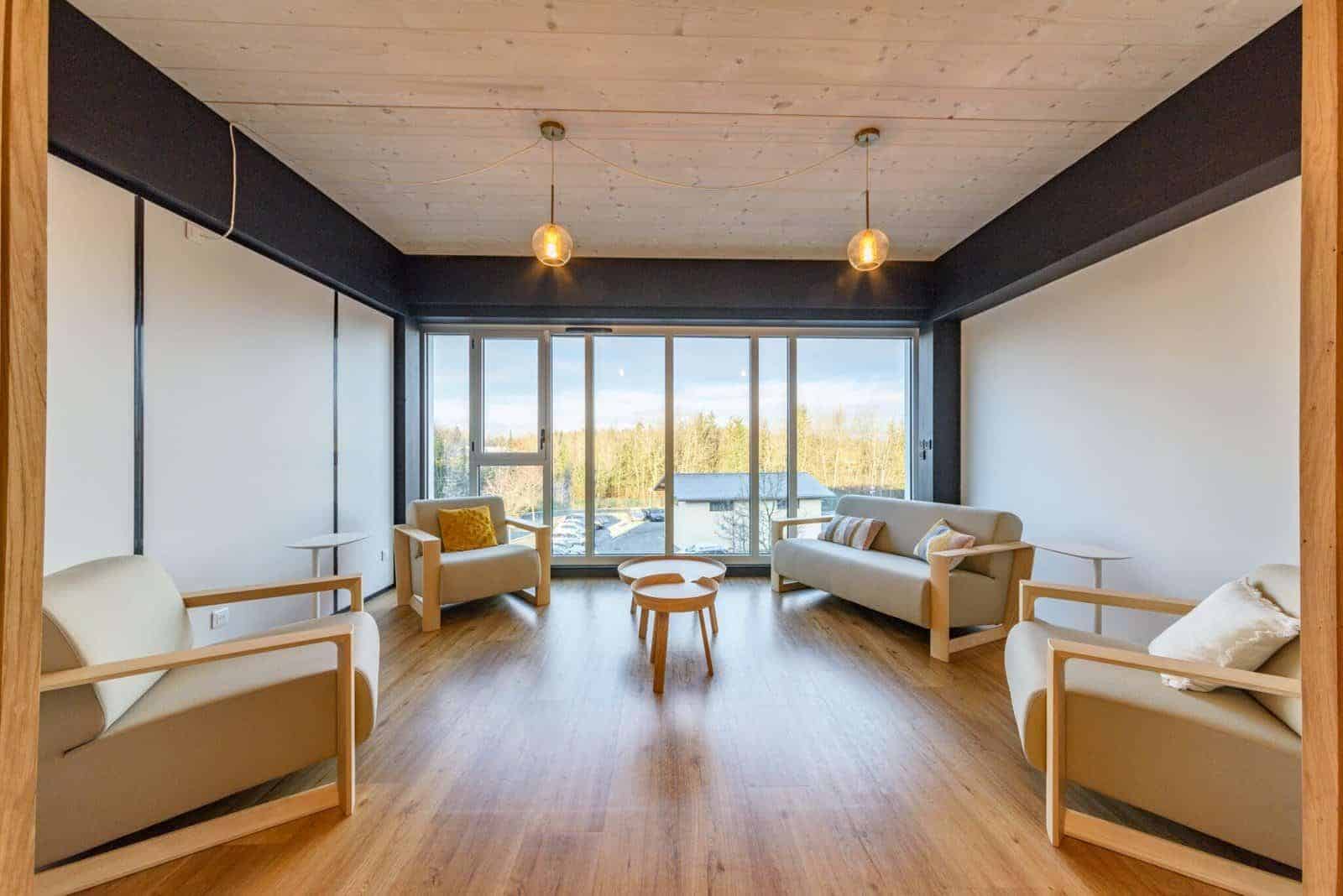 Espace de détente des bureaux de Pilot Pen France à Annecy, aménagés par INSIDE
