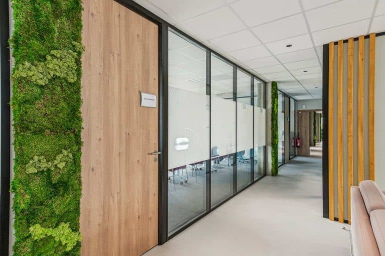Couloir des locaux de Présantis à Grenoble aménagés par INSIDE : mur végétal, bois et cloisons vitrées