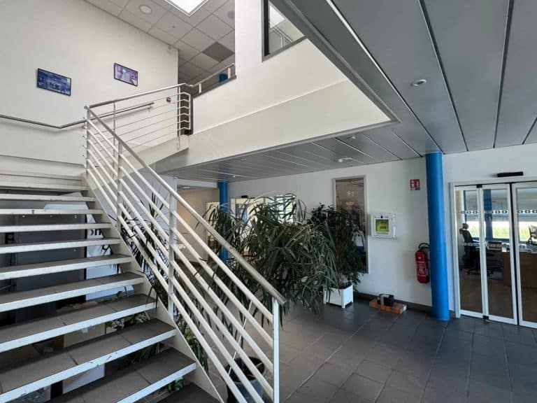 Hall d’entrée et escalier du site de RECORD Portes Automatiques à Voglans, une réalisation INSIDE