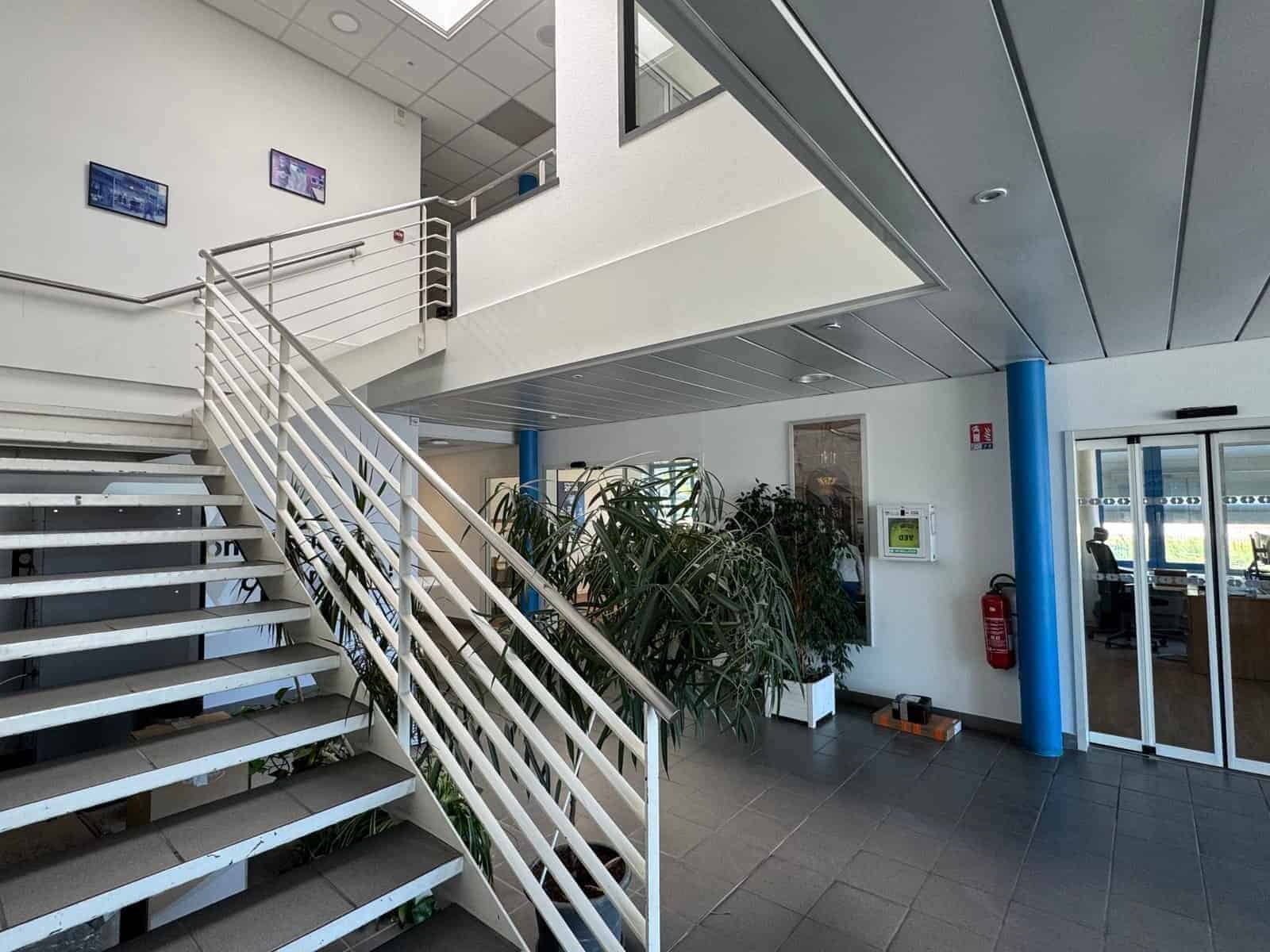 Hall d’entrée et escalier du site de RECORD Portes Automatiques à Voglans, une réalisation INSIDE