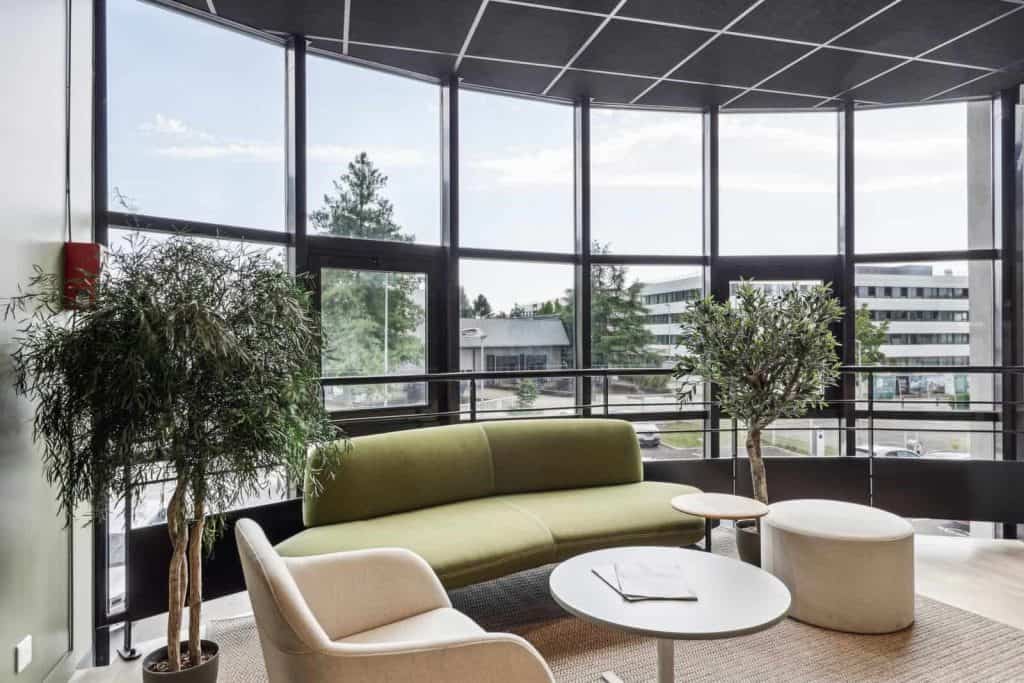 Espace d’accueil des bureaux rénovés d’Access Group (Eiffage) à Annecy-le-Vieux