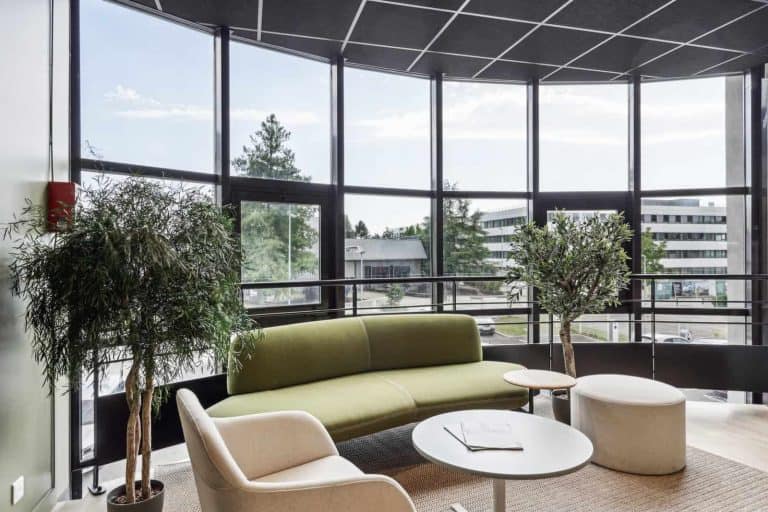 Espace d’accueil des bureaux rénovés d’Access Group (Eiffage) à Annecy-le-Vieux