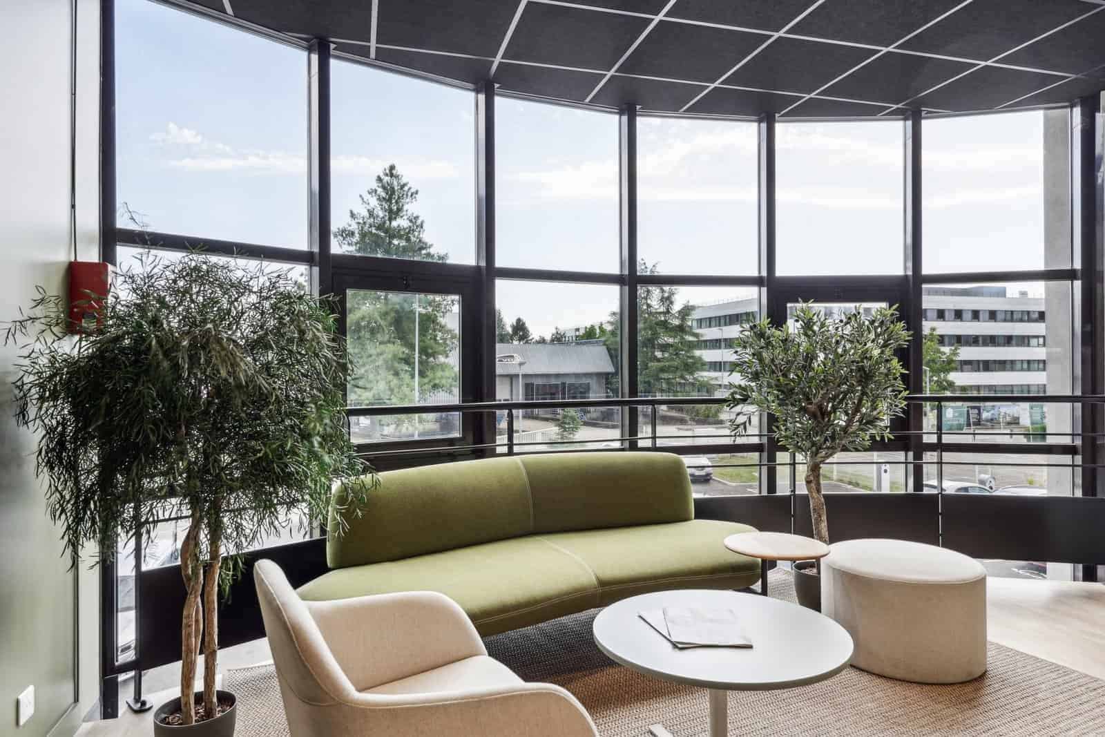 Espace d’accueil des bureaux rénovés d’Access Group (Eiffage) à Annecy-le-Vieux