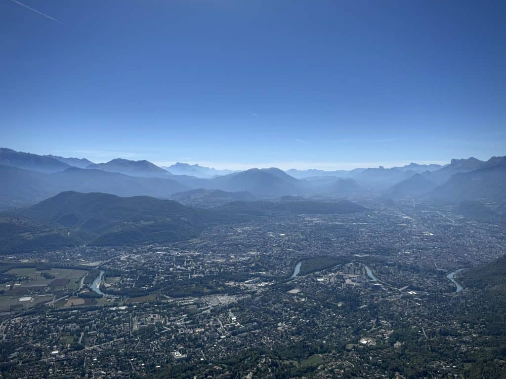 Vue sur l’agglomération de Grenoble et les massifs qui l’entourent, en Isère