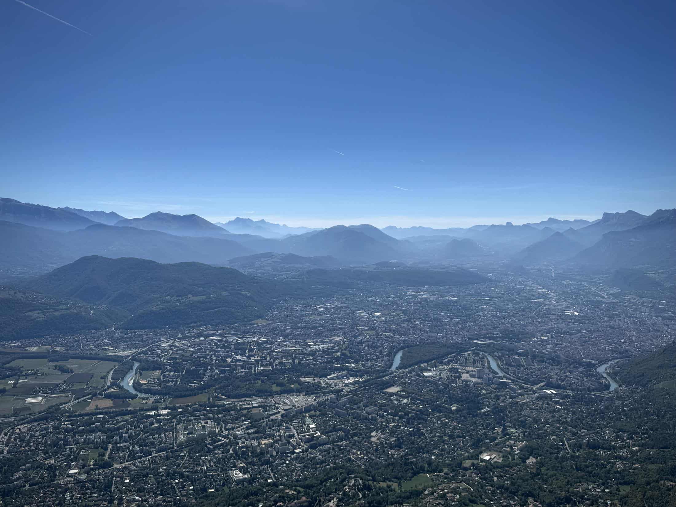 Vue sur l’agglomération de Grenoble et les massifs qui l’entourent, en Isère