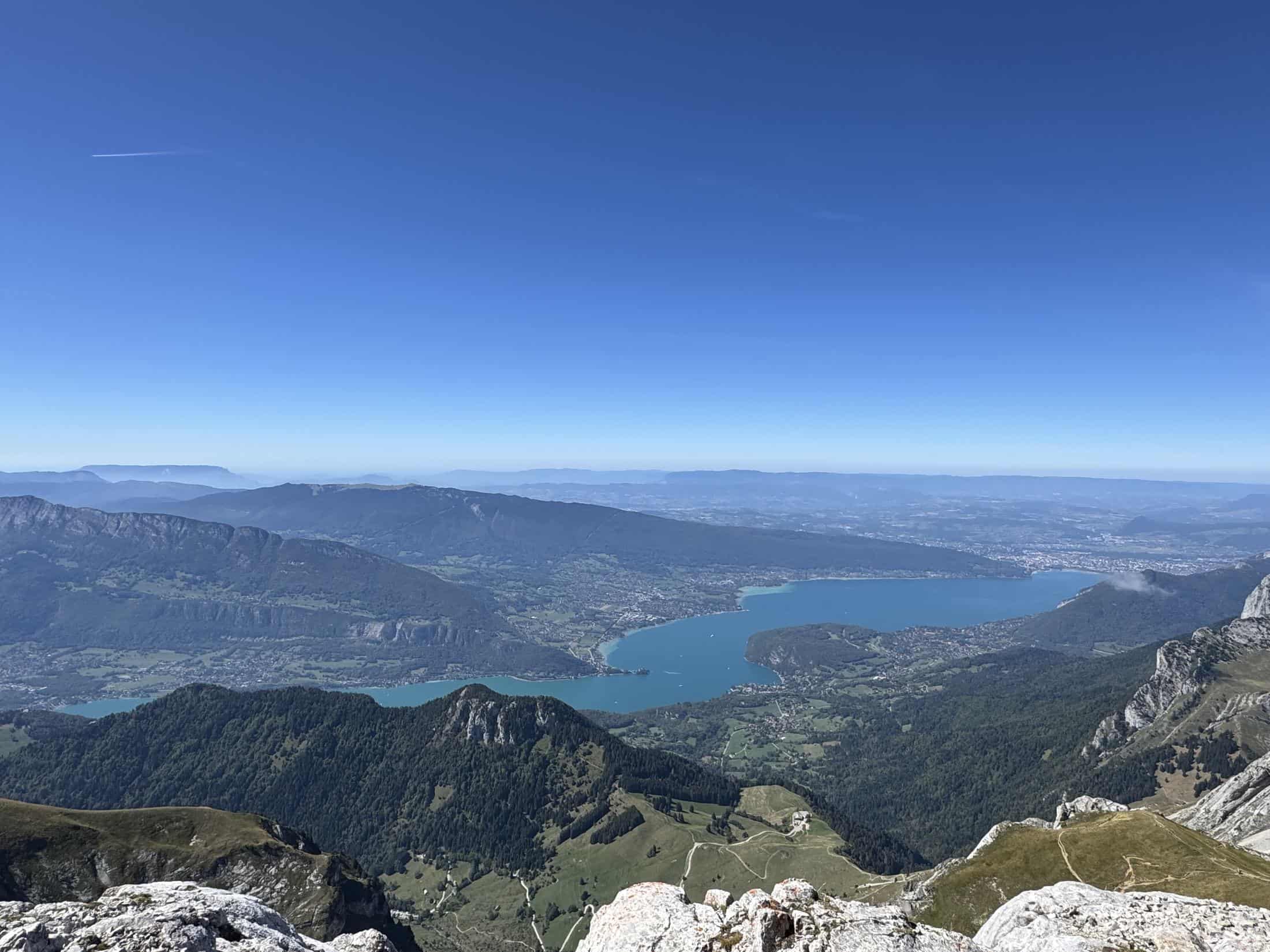 Le lac d’Annecy vu des sommets, en Haute-Savoie