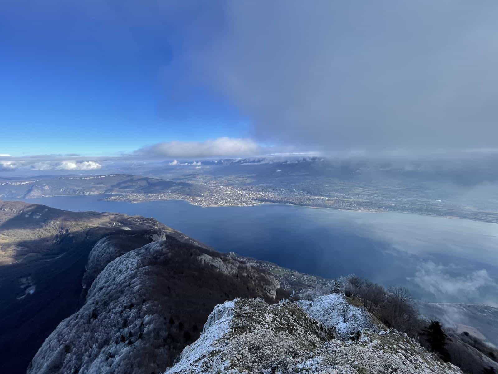 Le lac du Bourget vu d’un sommet enneigé, en Savoie