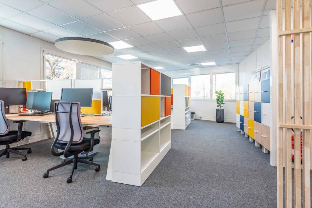 Plateau de bureaux de KLA-Tencor à Montbonnot-Saint-Martin, équipé par WOM de rangements colorés