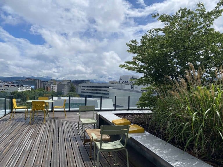 Terrasse du bâtiment BHT3 de Minatec à Grenoble : mobilier Fermob en acier jaune et vert, installé par WOM
