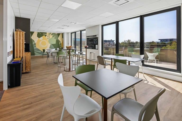 La cafétéria du siège de 1001 Repas à Écully, meublée par WOM
