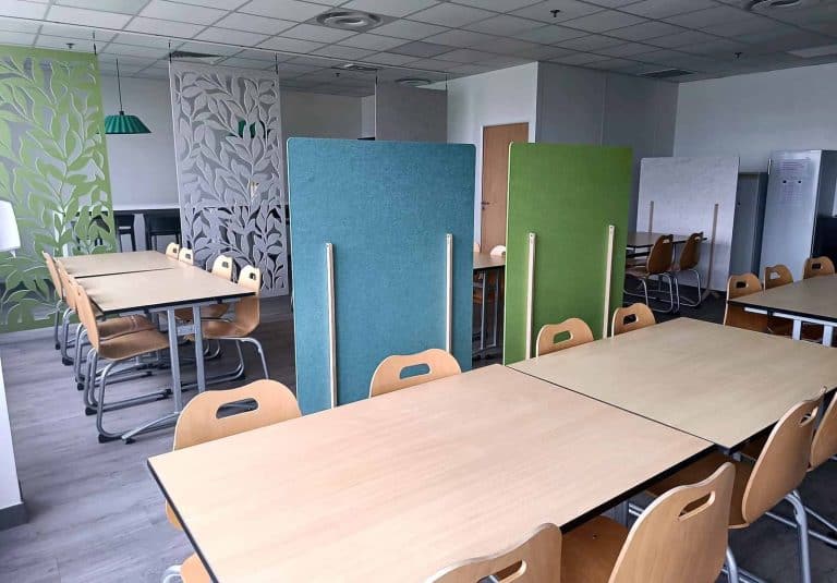 Grandes tables et panneaux acoustiques colorés choisis par WOM chez Vilmorin Jardin, à Saint-Quentin-Fallavier